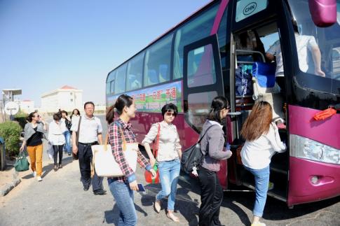 每年的春游，我們公司都會(huì)組織出游去團(tuán)建，今年去廈門的旅游感覺(jué)挺不錯(cuò)的，今年我這邊來(lái)找車輛，找到旅車匯這邊，也是通過(guò)網(wǎng)上找的，感覺(jué)挺好的，車輛非常干凈，師傅也是態(tài)度很好，我們整個(gè)旅途都是非常愉快的，最主要也是廈門的環(huán)境確實(shí)不錯(cuò)哈，挺讓人心曠神怡的，已經(jīng)加了負(fù)責(zé)人的微信，下次有機(jī)會(huì)出游，一定還跟他們聯(lián)系!