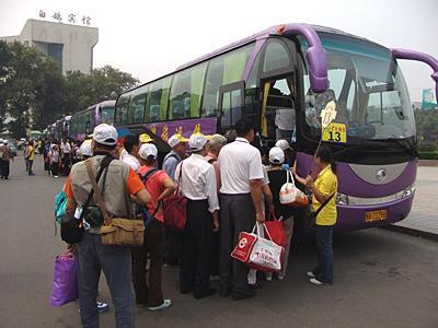 每次用車都選擇他這一家，感覺(jué)都非常好，這邊確實(shí)比較專業(yè)，而且?guī)煾狄埠苡胸?zé)任心，像這次出行因?yàn)槲覀兊某霭l(fā)點(diǎn)不怎么好停車，師傅主動(dòng)提前到達(dá)出發(fā)點(diǎn)，確認(rèn)停車位置，真的非常好