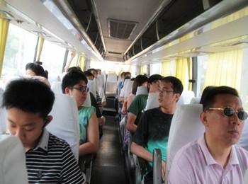 周師傅人很不錯(cuò)，提前一天聯(lián)系我們，提出了不少合理化建議。第二天一早提前半小時(shí)就到賓館門口等我們，車子很干凈，空調(diào)很足。一路上還給我們介紹風(fēng)土人情，帶著老人游玩，包車是很不錯(cuò)的選擇。