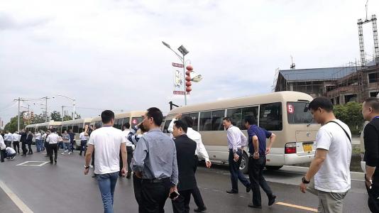 這次是會(huì)議用車，全部都是領(lǐng)導(dǎo)，司機(jī)穿著都比較整潔也比較正式用很多車，司機(jī)素質(zhì)也比較高，這次租車很滿意，還會(huì)去別的城市用車也找旅車匯。大公司服務(wù)的很得體