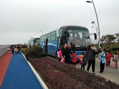 第一次跟旅車匯團(tuán)建合作，非常不錯(cuò)的體驗(yàn)，無(wú)論是在調(diào)配車輛。還是司機(jī)的服務(wù)跟技術(shù)方便都非常不錯(cuò)，雖然中間有點(diǎn)插曲，但是都能很好的處理解決，總體都非常的可以，
值得推薦